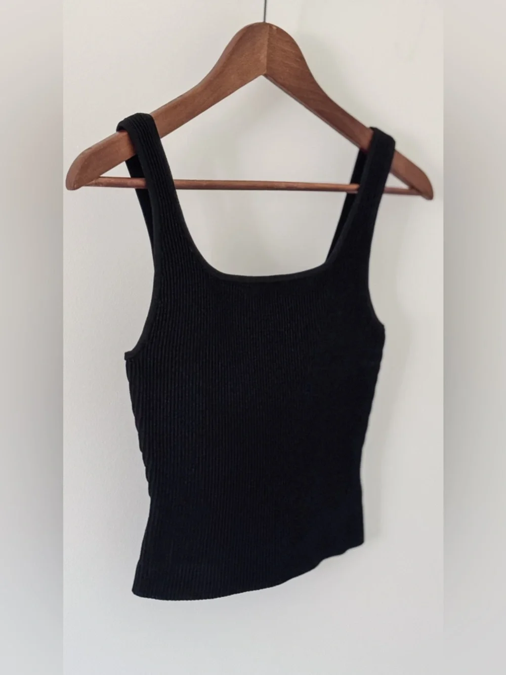 Aritzia Babaton Sculpt Knit Ribbed Tank — Black — Medium - Picture 2 of 7